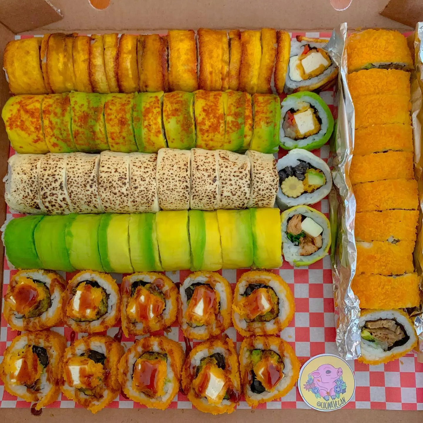 variedades de sushi rolls y handroll